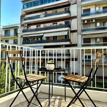 Family With Balcony Салоники